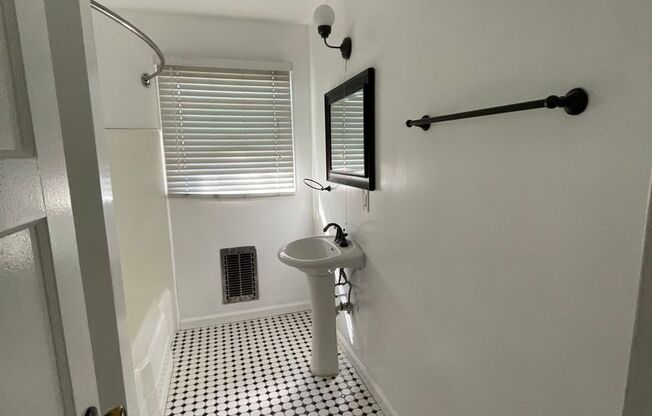 1 bed, 1 bath, $2,295, Unit 405-18