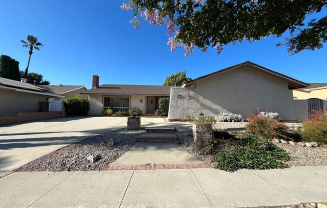 Simi Valley 4BR w/en-suite, family room + MORE!