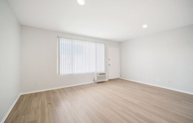 1 bed, 1 bath, 700 sqft, $1,698, Unit 11