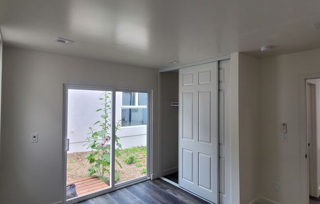 2132-2134 Cove Ave ****