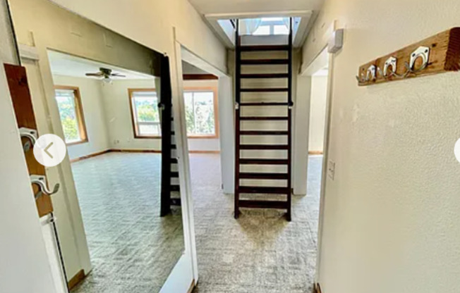 Spacious upper 3-bedroom unit with 2 full bathrooms in popular Sellwood