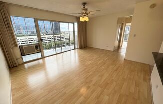 2 beds, 2 baths, $2,600, Unit Coty Tower