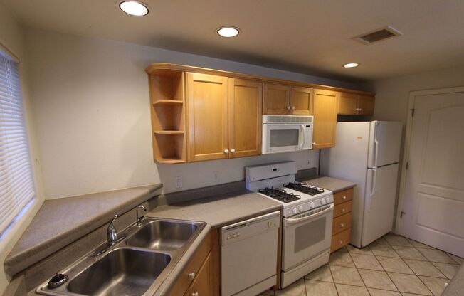 3-Bedroom Summit Park Condo with Fireplace, Balcony & Covered Parking