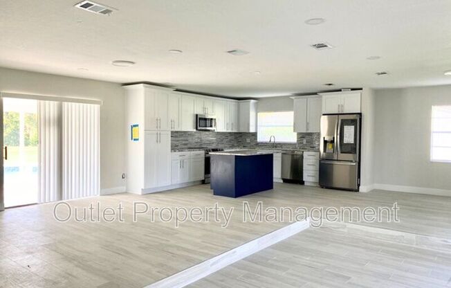 585 QUEENS MIRROR CIR