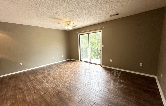 2 beds, 1 bath, 700 sqft, $1,100