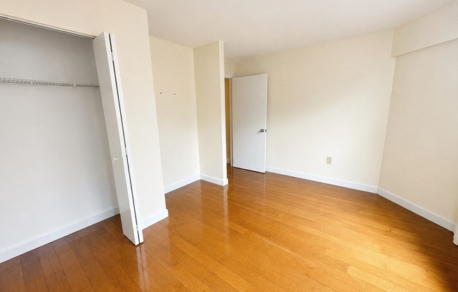 2 beds, 1 bath, 971 sqft, $4,000, Unit 7E