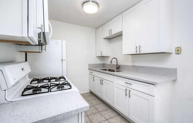 Lakeside Upstairs First Month FREE 1 Bd / 1 ba w/ In Unit  Laundry, Parking, + Water/Trash Included