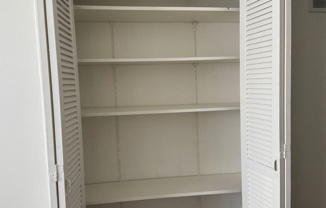 2 beds, 1 bath, 905 sqft, $1,400, Unit 5474-E
