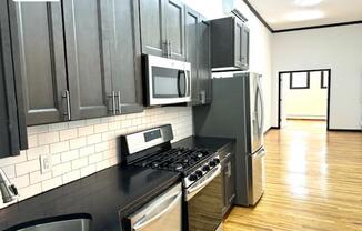 2 beds, 1 bath, $4,000, Unit 1R