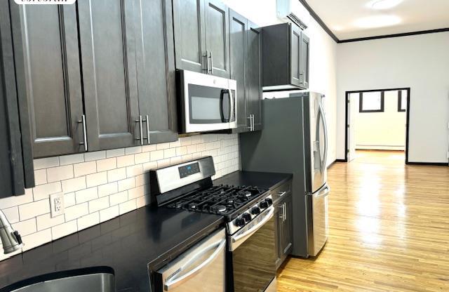 2 beds, 1 bath, $4,000, Unit 1R