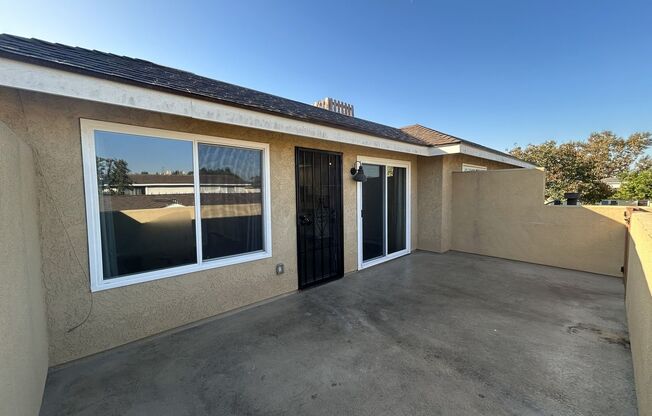 $500 OFF FIRST MONTH'S RENT! Cerritos Villas: Upper 3 Bedroom 1 Bath Condo