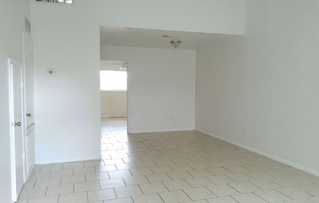 5723 Crestmore - 2/Bed 2/Bath - $1050/month