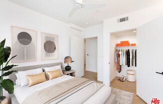 5570 MELROSE AVE