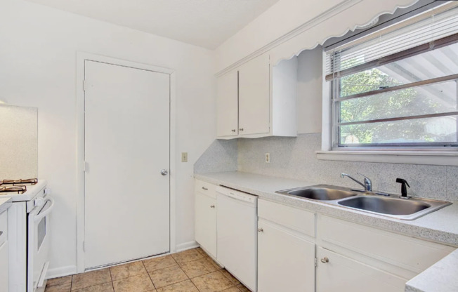 3 beds, 1 bath, $1,225