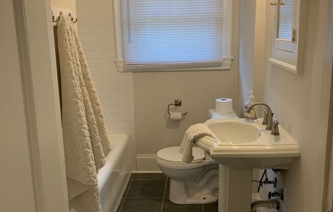 Spacious Sunset Hills 2 BR with Lawncare Included!