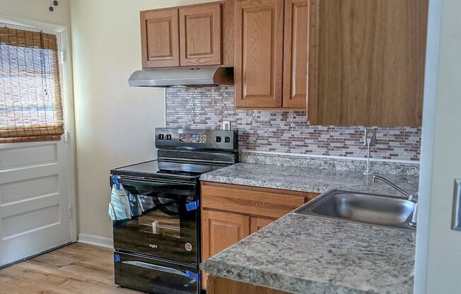 2 beds, 1 bath, $1,650, Unit 93 Fowler St #2R