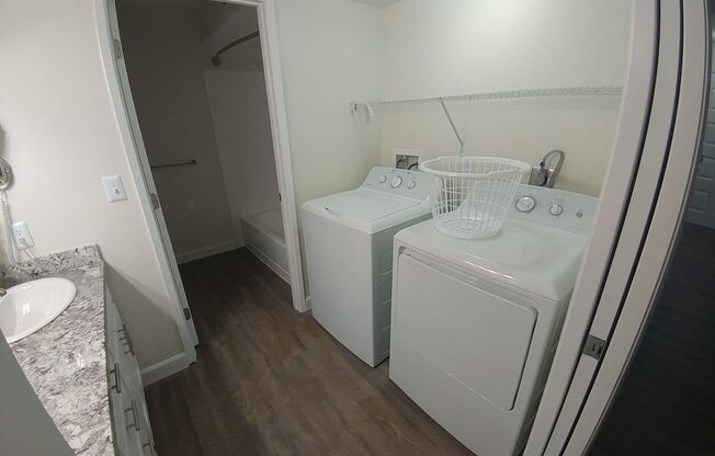 2 beds, 1 bath, 900 sqft, $1,670, Unit 1862-107