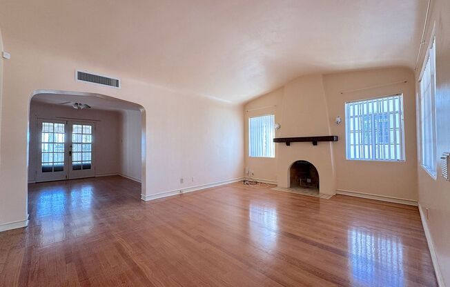 Central El Paso 3 bed with Refrig A/C and Hardwood Flooring!