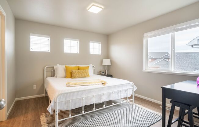 Airbnb Style Fully Furnished Short-Term Rental - Summerland Twinhomes
