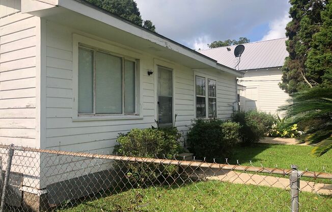 2 bed, 1 bath available in Lafayette!