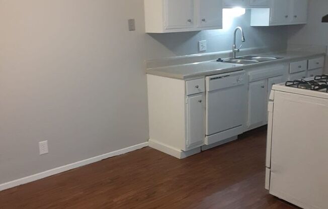 ALL BILLS PAID- 2 BEDROOM 1 BATH WOODHAVEN APARTMENTS!!