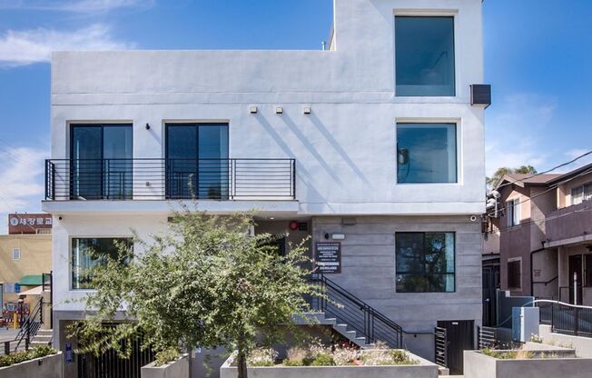 Come home to these New Modern Townhouse in Silverlake!