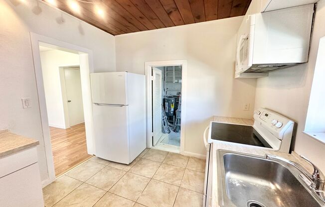 2 beds, 1 bath, $2,400