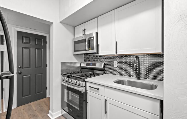 1 bed, 1 bath, 800 sqft, $1,049, Unit 5554 Avondale Pl Unit #4