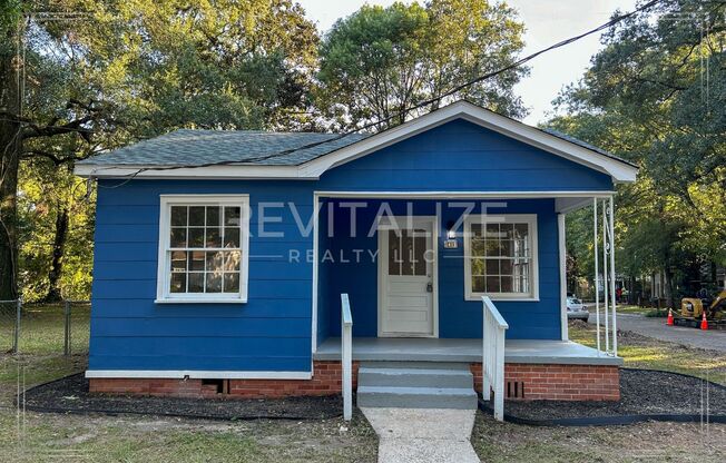 4 Bedroom/2 Bathroom Home in Mobile!