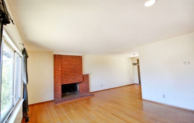 Sunny 3bed/2.5 bath + office space in Montclair Hills!!!