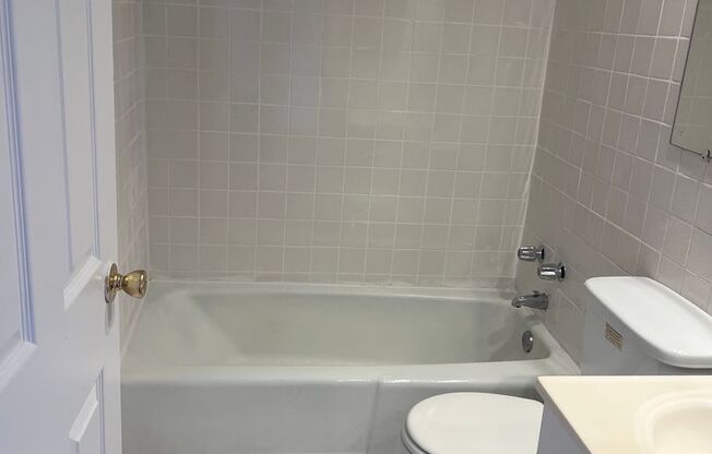 1 bed, 1 bath, $1,700, Unit 593