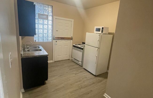4 beds, 2 baths, $1,850, Unit 5400-2