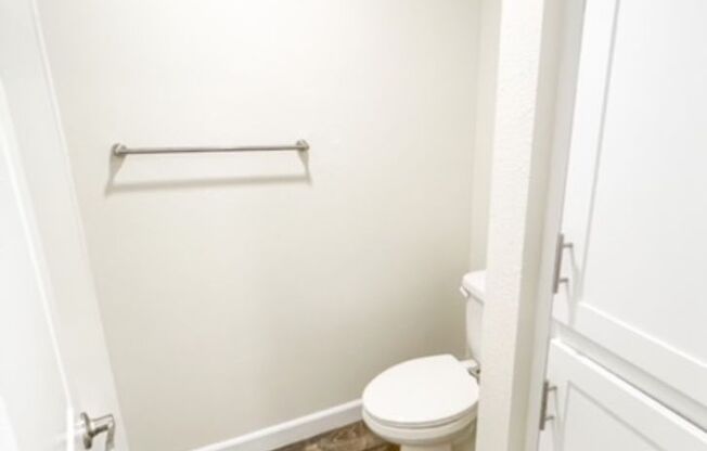 3 beds, 2 baths, 1,211 sqft, $2,090, Unit 1690-121