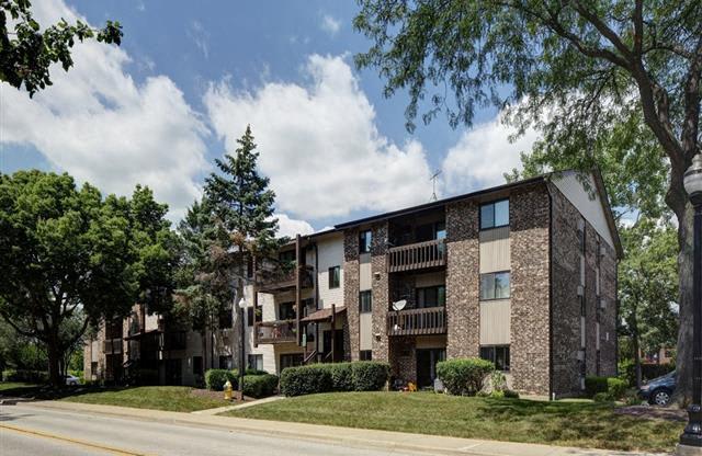 Elegant Exterior View at Emerald Pointe Apartments, Vernon Hills