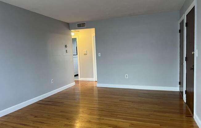 2 beds, 1 bath, 924 sqft, $2,000, Unit 3L