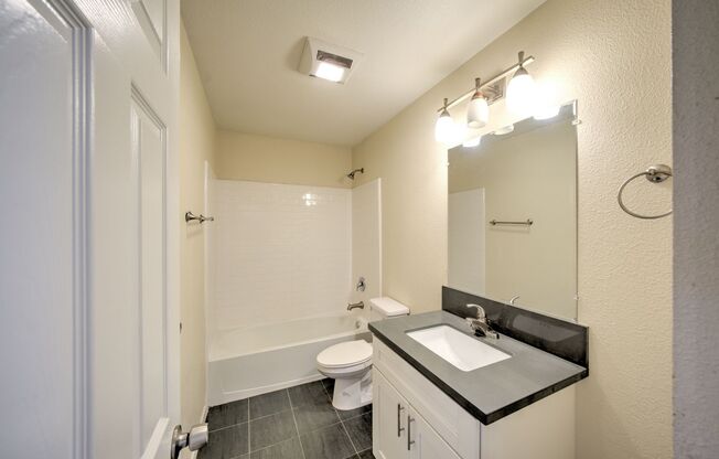 3 beds, 1 bath, $2,295, Unit 305