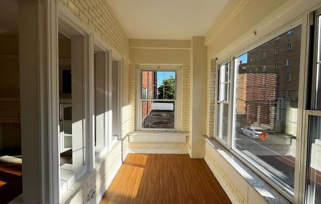 1 bed, 1 bath, 572 sqft, $1,485, Unit Old King Edward 17