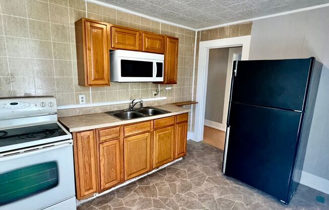 2 beds, 1 bath, $675, Unit 1 (upper)