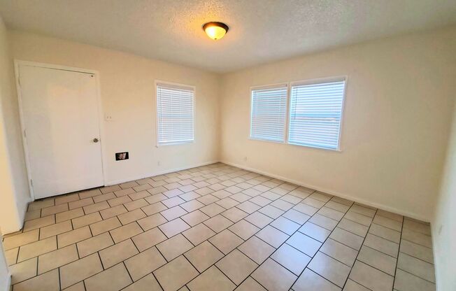 1 bed, 1 bath, 570 sqft, $1,900, Unit 027