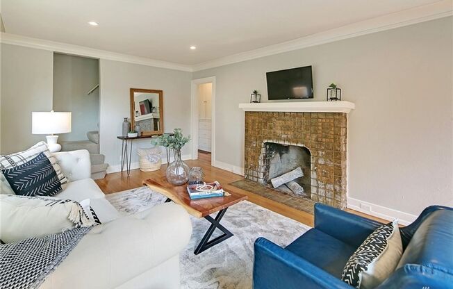 Renovated Old World Charm within 1-block to Green Lake