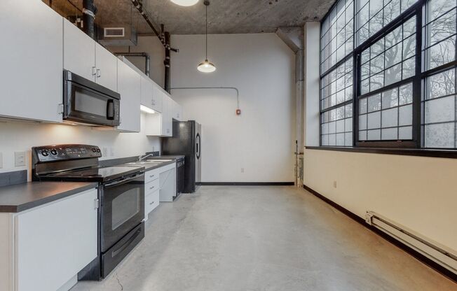 1 bed, 1 bath, 694 sqft, $1,300, Unit 102