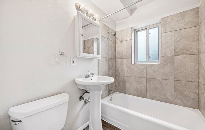 2 beds, 1 bath, 700 sqft, $1,395, Unit 202
