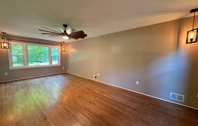 Lovely 4 Bed 3.5 Bath On Single Family Home on Spacious Lot In Stratton Woods