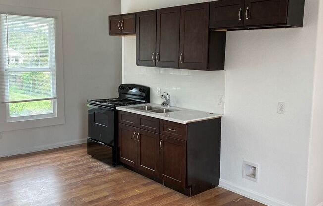 3 beds, 1 bath, 839 sqft, $950, Unit 2550 Orange Ave. Unit 2