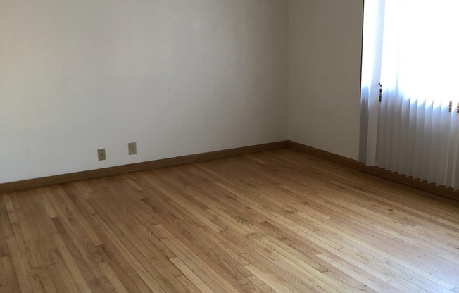 3421 N. Oakland Ave.