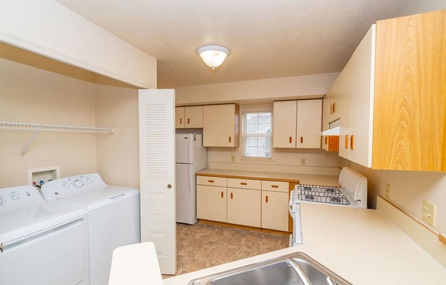 Spacious Kitchen With Washer and Dryer at Black Sand Apartment Homes, Lincoln