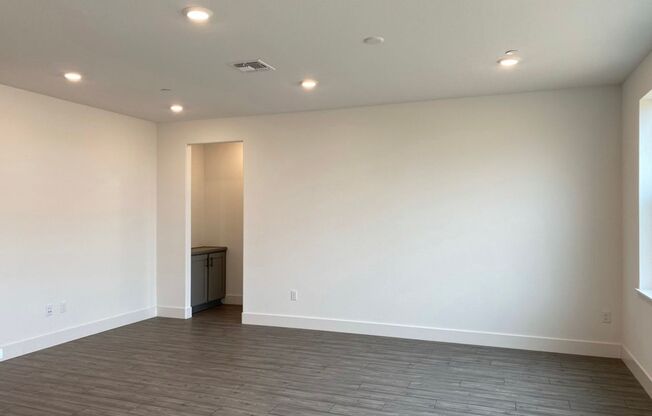 Gorgeous New Build with Solar Located in Elk Grove!