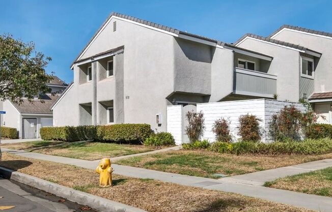 Beautiful 3 bed / 2.5 bath Townhome with Patio and 2 car garage in Huntington Beach