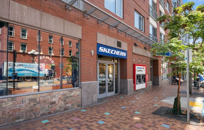 Expansive Gaslamp Quarter 1 bedroom + a bonus office, den, or workout area! Small Pet OK! 1 parking space included!