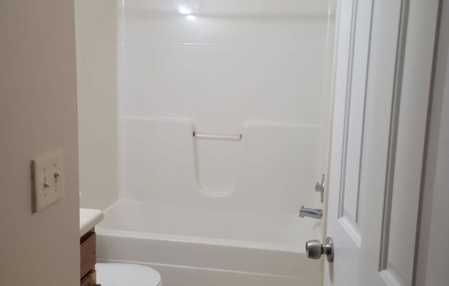 2 beds, 1 bath, 913 sqft, $1,595, Unit Apt. B